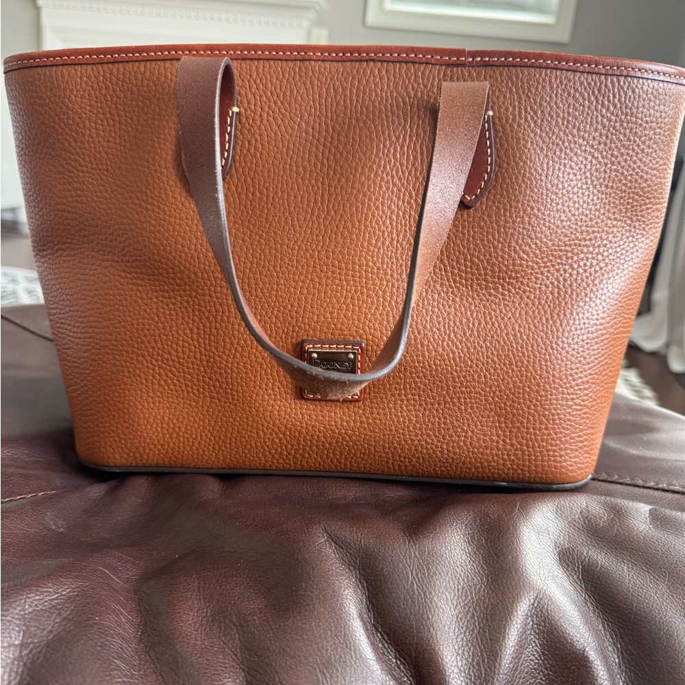Elegant Dooney & Bourke Leather Tote Bag